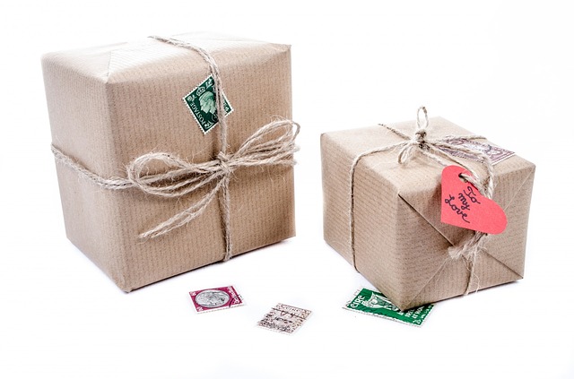 Geschenke in Packpapier Packpapier-Paket