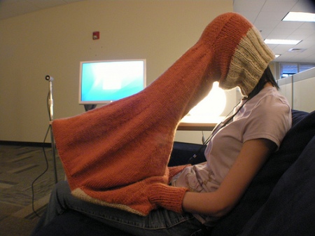Strickpulli Sichtschutz Person mit Laptop-Strickpulli als Blickschutz