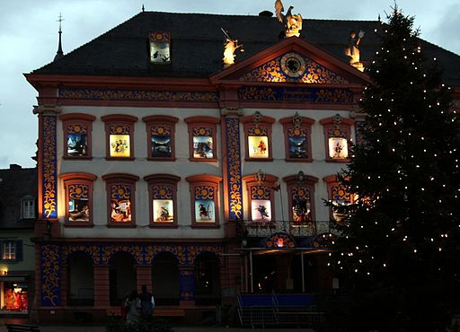 Gilt als einer der größten Adventskalender: Das Rathaus von Gengenbach