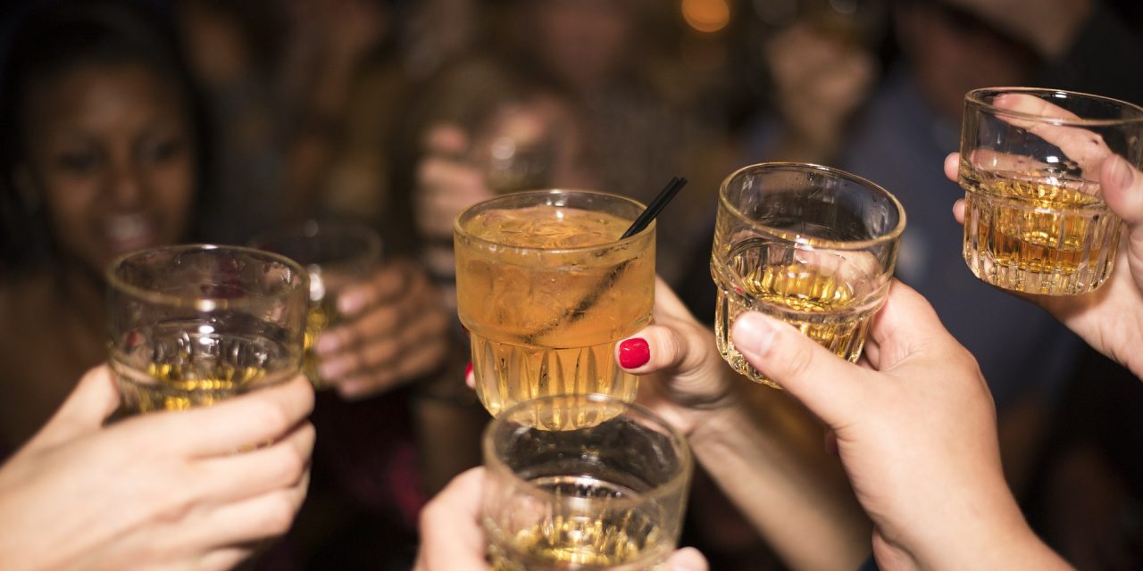 Trinkspiele Die 14 Besten Partyspiele
