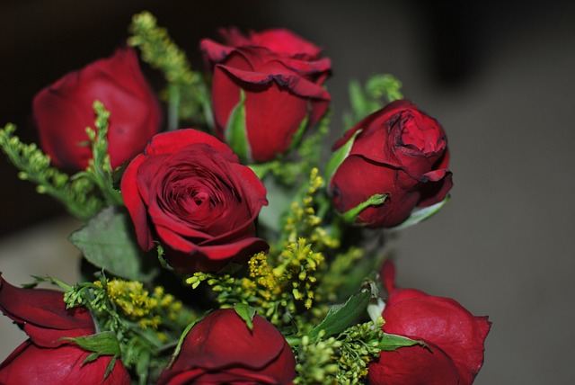 Der Klassiker zu Valentin: ein Strauß roter Rosen